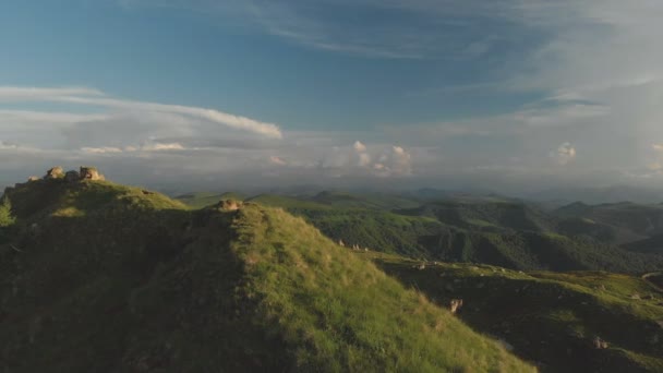 Voler au-dessus d'une grande formation rocheuse debout au pied du bord épique d'un plateau rocheux. La Russie. Caucase du Nord — Video