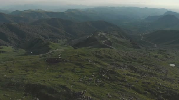 Voando acima de uma grande formação rochosa de pé ao pé da borda épica de um planalto rochoso. A Rússia. Norte do Cáucaso — Vídeo de Stock