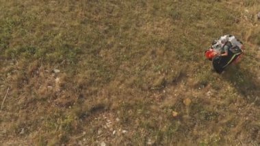 Bir profesyonel yamaçparaşütü iniş sonra hava görünümünü tarafında onun yamaçparaşütü bir tepenin aşağı onun omuzlarında fırlatma için yürüyor. Yamaçparaşütü spor