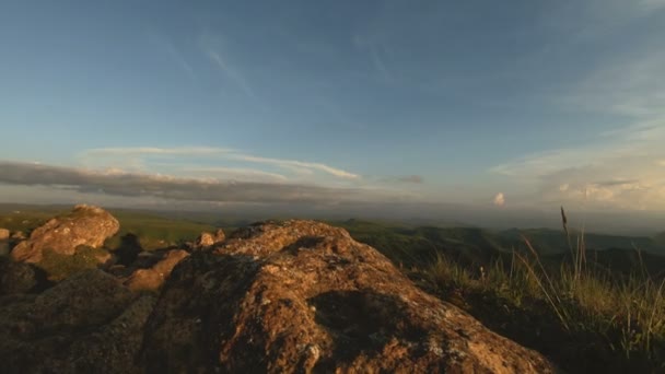 Zachód słońca niebo z chmurami w skalistej dolinie w niski klucz. Panorama terenu u podnóża masywu skał o zachodzie słońca. 4 k ciepłe światło — Wideo stockowe