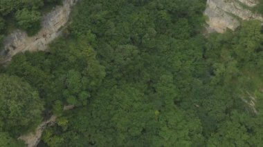 Hava büyük kaya oluşumu ayakta kayalıkbir platonun epik kenarına nın eteklerinde yukarıda uçan görüntüleyin. Rusya. Kuzey Kafkasya