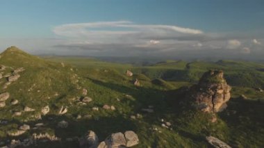 Uçan bir büyük kaya oluşumu ayakta kayalıkbir platonun epik kenarına nın eteklerinde yukarıda. Rusya. Kuzey Kafkasya