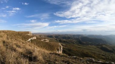 Hareketli Timelapse gorge kayalıklarla gölgeler ve bulutlar gökyüzü. Kuzey Kafkasya. Rusya