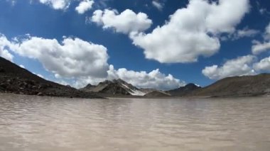 Timelapse gorge kayalıklarla ve gökyüzü gölge ve bulutlar hareketli dağ gölü. Kuzey Kafkasya. Rusya