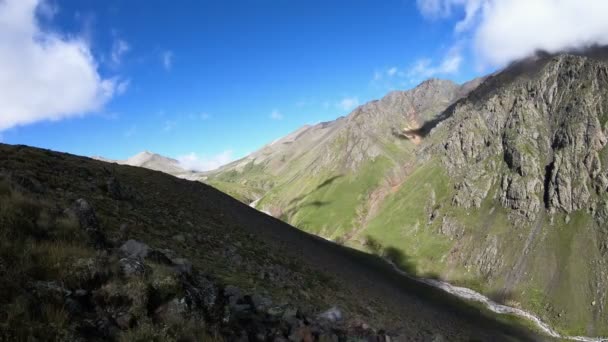 Zeitraffer Schlucht Klippen und Gebirgsfluss mit beweglichen Himmel Schatten und Wolken. Nordkaukasus. Russland — Stockvideo