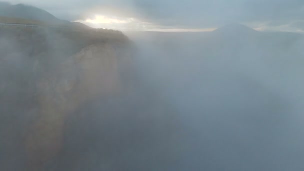 Vista aérea del paso a través de la nube que desciende al valle cerca de la carretera de montaña. Cáucaso Norte — Vídeo de stock