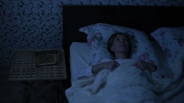 Bir kız gece uyanma ortalama doz yataktan alır. Düşük anahtar. Amerikan gece etkisi. Soğuk gece lambası