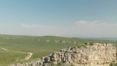 Öğleden sonra ağaçlar ve kayalar üzerinde dağ Kanyon üzerinden hava panorama uçuş