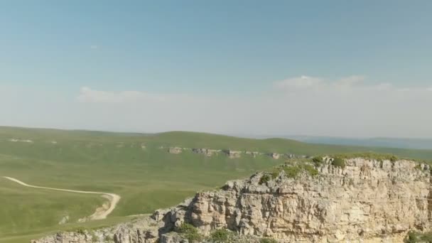 Voo panorâmico aéreo sobre o desfiladeiro da montanha à tarde sobre as árvores e rochas — Vídeo de Stock