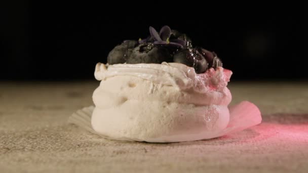 特写新鲜美味的通风蛋糕与蓝莓在餐巾纸和移动亮点和闪光。食物中无麸质和甜的问题 — 图库视频影像