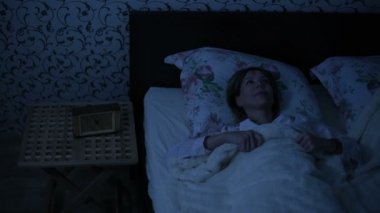 Bir kız gece uyanma ortalama doz yataktan alır. Düşük anahtar. Amerikan gece etkisi. Soğuk gece lambası