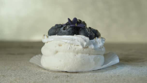 Close-up fresh tasty airy cake with blueberries on a napkin and moving highlights and glitter. Gluten free in foods and the problem of peredelaniya sweet — Stock Video