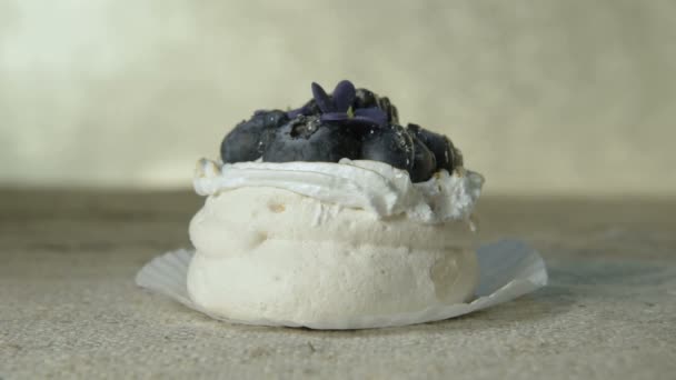 特写新鲜美味的通风蛋糕与蓝莓在餐巾纸和移动亮点和闪光。食物中无麸质和甜的问题 — 图库视频影像
