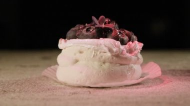 Yakın çekim taze lezzetli havadar kek peçete ve hareketli olayları ve glitter yaban mersini ile. Glutensiz gıdalar ve peredelaniya tatlı sorunu