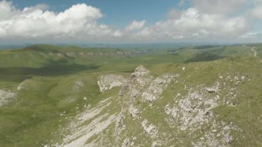 Havadan görünümü uçuş yaz aylarında kayalıklarla dağların üzerinden