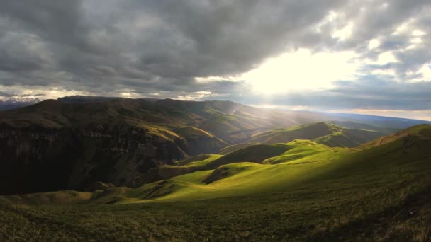 Movimiento de lapso de tiempo de las nubes al atardecer sobre las colinas con el movimiento de los rayos. Iluminación local en el barranco. Tecla baja — Vídeos de Stock