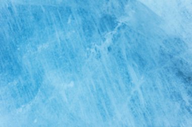 Yakın çekim bir asırlık buzul duvar yapısını çizgili ve kabarcıklar ile bulanık. Buz mavisi ışık doku