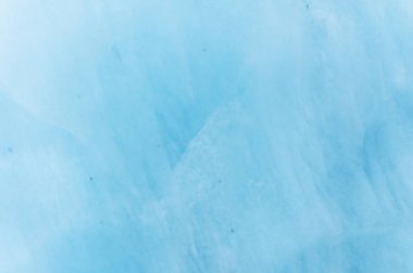 Yakın çekim bir asırlık buzul duvar yapısını çizgili ve kabarcıklar ile bulanık. Buz mavisi ışık doku