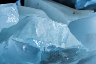 Buz parçalarını yakın çekim bir buzul Ice grotto duş. Buzul imha. Küresel ısınma. Küçük Dof