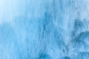 Bir asırlık buzul yakın çekim duvar yapısını çizgili ve kabarcıklar ile. Buz mavisi ışık doku