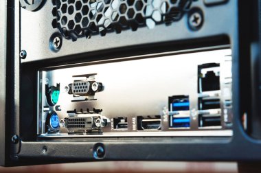 Yakın çekim arka duvar ve ev bir kişisel bilgisayar metal sistem biriminde yüklü anakart telleri bağlamak için bağlantı noktası.