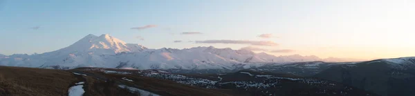 Gün batımından hemen sonra akşam manzara panorama Kuzey prielbrusya. Mavi saat. Karlı volkan Elbrus. Kuzey Kafkasya. Rusya — Stok fotoğraf