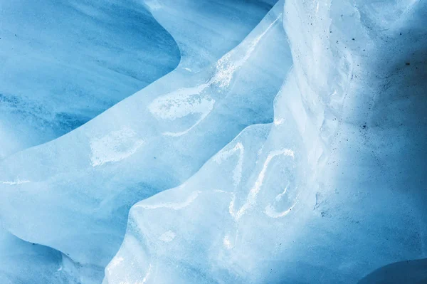 Close-up o teto de uma gruta de gelo em uma geleira em ruínas. Fundo texturizado. Aquecimento global. DOF pequeno — Fotografia de Stock