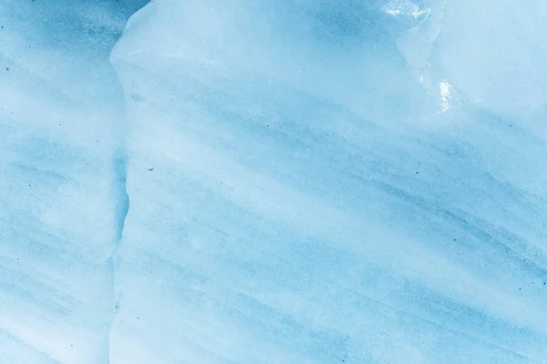 一个有着数百年历史的冰川的近挡墙, 有条纹和气泡的结构。冰蓝色光纹理 — 图库照片