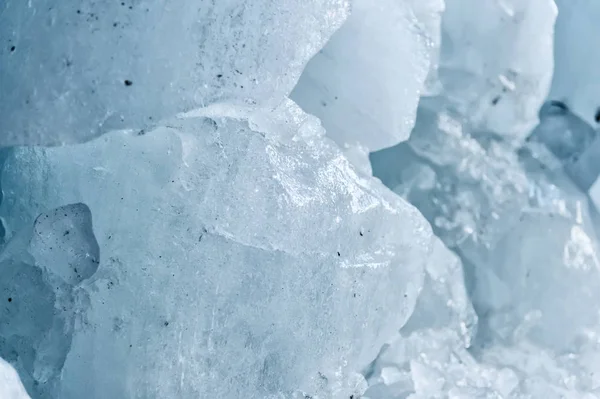 Pezzi di ghiaccio ravvicinati si riversano nella grotta di ghiaccio di un ghiacciaio. La distruzione del ghiacciaio. Riscaldamento globale. Piccolo DOF — Foto Stock