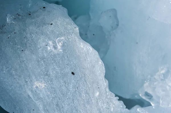 Pezzi di ghiaccio ravvicinati si riversano nella grotta di ghiaccio di un ghiacciaio. La distruzione del ghiacciaio. Riscaldamento globale. Piccolo DOF — Foto Stock