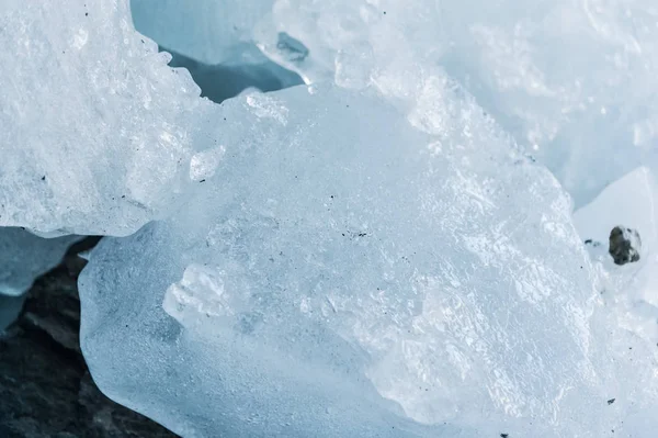 Pezzi di ghiaccio ravvicinati si riversano nella grotta di ghiaccio di un ghiacciaio. La distruzione del ghiacciaio. Riscaldamento globale. Piccolo DOF — Foto Stock