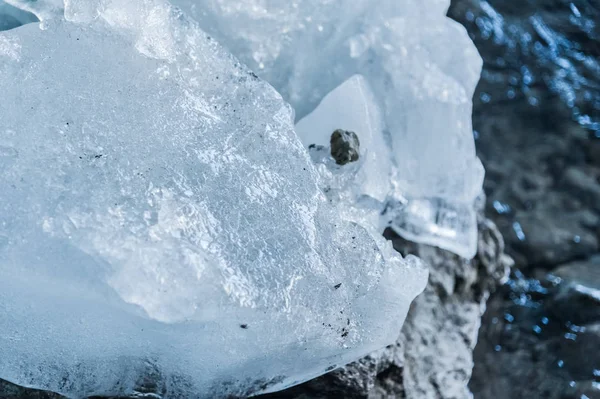 Pezzi di ghiaccio ravvicinati si riversano nella grotta di ghiaccio di un ghiacciaio. La distruzione del ghiacciaio. Riscaldamento globale. Piccolo DOF — Foto Stock