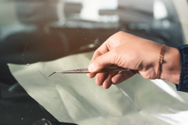 Otomobil eş işçi tespit ve onarım ön cam veya otomatik servis istasyonu garaj bir otomobilin camını kapat