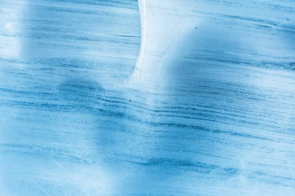 一个有着数百年历史的冰川的近挡墙, 有条纹和气泡的结构。冰蓝色光纹理 — 图库照片