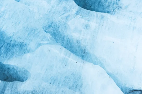在摇摇欲坠的冰川上关闭冰洞的天花板。纹理背景。全球变暖。小剂量 — 图库照片