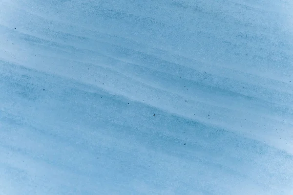 Parete ravvicinata di un ghiacciaio secolare con una struttura a strisce e bolle. Ghiaccio azzurro texture leggera — Foto Stock