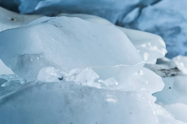 Detail kusy ledu osprchoval v ledové jeskyni ledovce. Zničení ledovce. Globální oteplování. Malý Dof — Stock fotografie