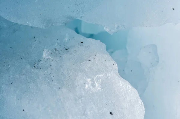 Detail kusy ledu osprchoval v ledové jeskyni ledovce. Zničení ledovce. Globální oteplování. Malý Dof — Stock fotografie