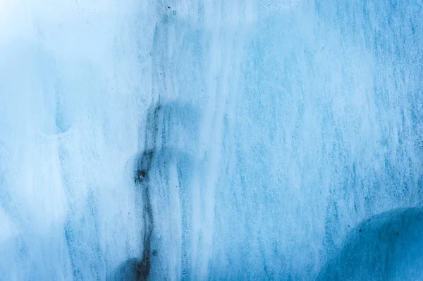 一个有着数百年历史的冰川的近挡墙 有条纹和气泡的结构 冰蓝色光纹理 — 图库照片