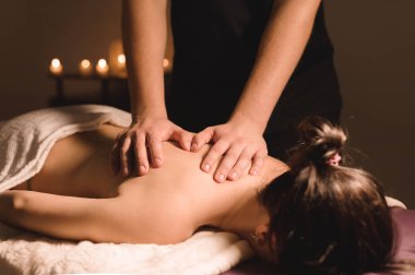 Karanlık bir odada bir genç kız için spa masaj yapıyor erkek işçi kadar kapatın