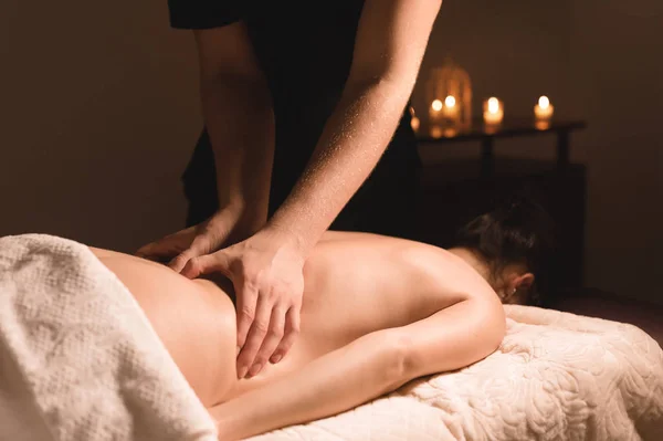 Close-up van mannelijke handen. Masseur massage voor de taille van een jong meisje. Rehabilitatie, schoonheid therapie geneeskunde. gezonde concept — Stockfoto