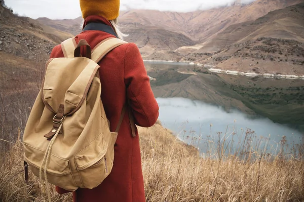 Close-up from the back girl traveler on the background of the lake in the mountains — Stock Photo, Image