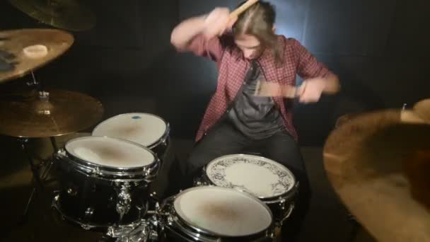 Langhaarige Schlagzeuger Spielen Einem Dunklen Raum Auf Schwarzem Hintergrund Schlagzeug — Stockvideo