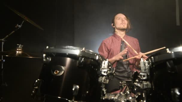 Een Langharige Drummer Zit Drum Set Met Drum Sticks Zijn — Stockvideo