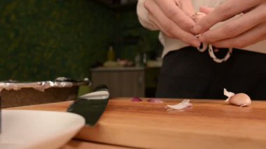 Eller ev mutfak ahşap kesme tahtası üzerinde bir kızın Close-up onları temizlemek için dürüst diş dövüyor. Ev yemekleri