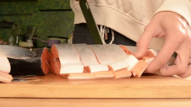 Close Mãos Femininas Estão Cortando Com Uma Faca Grande Salmão — Vídeo de Stock