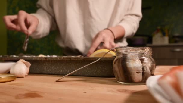 Gros plan sur les mains d'une fille à la cuisine de la maison dispose des germes d'un bocal en verre sur un plateau avec un plat. Cuisine maison saine — Video