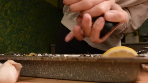 在家里的厨房里 一个女孩的手下阵 在手工磨坊的生产中 正在给一道菜加盐或用子弹来打磨 健康的家庭烹饪 — 图库视频影像