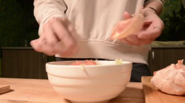 Eller bir ev mutfak at kız closeup temizler ve bir vejetaryen salata için greyfurt pirzola. Sağlıklı ev yemekleri