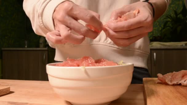 El primer plano de las manos de una chica en la cocina de casa limpia y corta pomelo para una ensalada vegetariana. Cocina casera saludable — Vídeos de Stock
